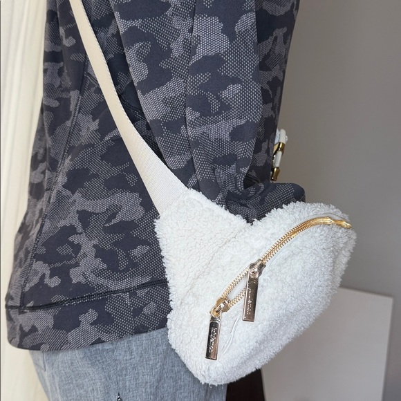 Lululemon EUC cream Crossbody bag with lots of storage. Clean in and out. - Picture 4 of 8